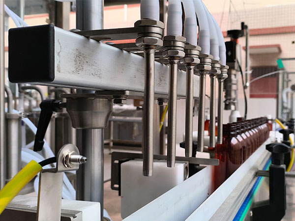 自動化液體灌裝機(jī)設(shè)備